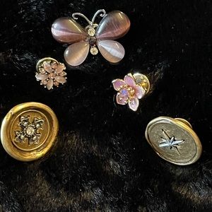 😍5 Pins! For your tops, bags, hats, straps, etc. possibilities are endless🔥